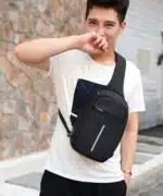 ⁦شنطة كروس ضد السرقة سوداء⁩ - الصورة ⁦3⁩