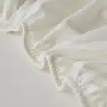 ⁦• طقم ملاية أوف وايت بأستك مع 2 كيس خدادية⁩ - الصورة ⁦3⁩