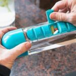 ⁦• زجاجة مياه ومنظم دواء 2 في 1⁩ - الصورة ⁦2⁩